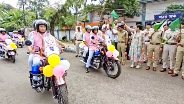 दुर्गा सुरक्षा स्क्वाड को रवाना करती मंत्री अग्निमित्र पाल