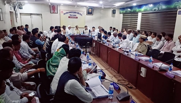 रायसेन में दिशा समिति की बैठक में योजनाओं की समीक्षा करते हुए केन्द्रीय मंत्री चौहान