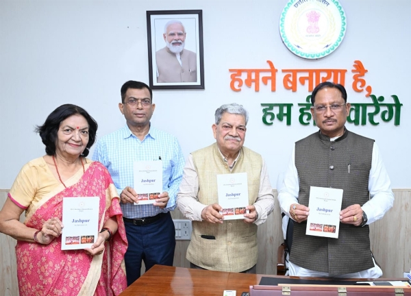 मुख्यमंत्री साय जशपुर एक परिचय पुस्तक का विमोचन करते हुए