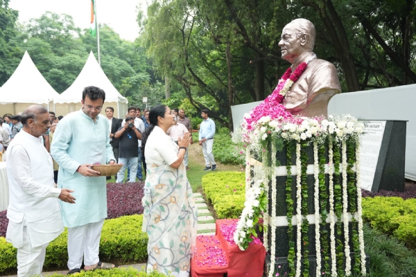 दिल्ली की मुख्यमंत्री रेखा गुप्ता सोमवार श्रद्धेय अरुण जेटली जी की 7वीं पुण्यतिथि पर अरुण जेटली पार्क में उनकी प्रतिमा पर श्रद्धासुमन अर्पित करते हुए