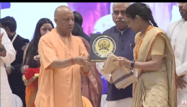 शहीदों के परिजनों को सम्मानित करते मुख्यमंत्री