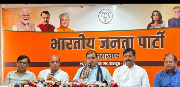 भाजपा प्रदेश अध्यक्ष  महेंद्र भट्ट पत्रकारों से बातचीत करते।