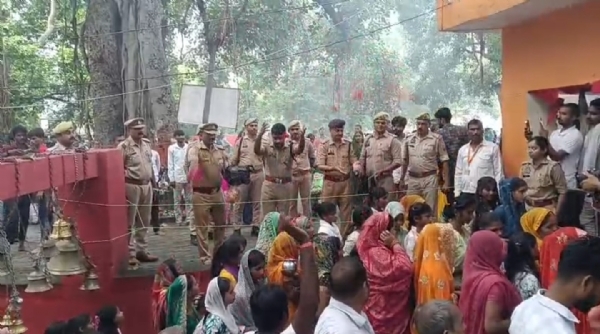 मंदिर में लगी भक्तों की भारी भीड़ की फोटो