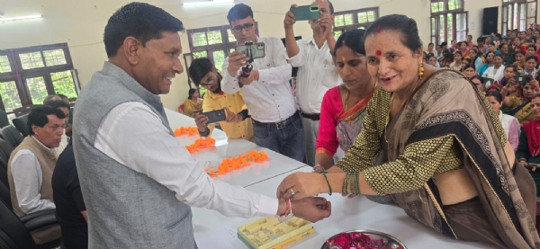 फोटो-24एनटीएच05 घनसाली में विधायक शक्ति लाल शाह को राखी बांधती महिलाएं।
