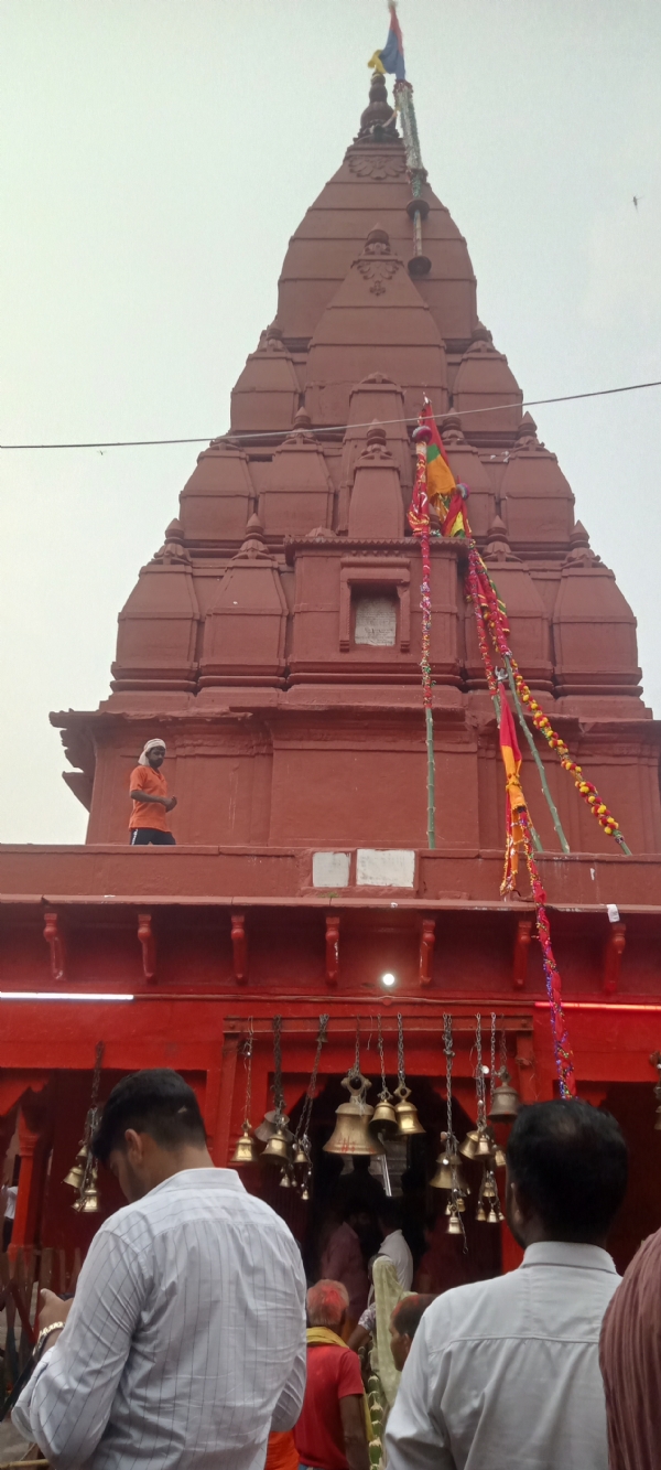 श्रावण मास के अंतिम सोमवार को जलाभिषेक करने का दृश्य
