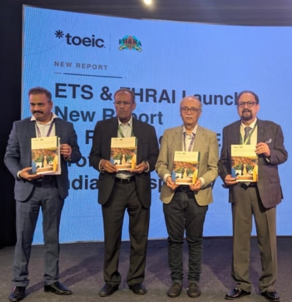 रिपोर्ट बुक का विमोचन करते पदाधिकारी