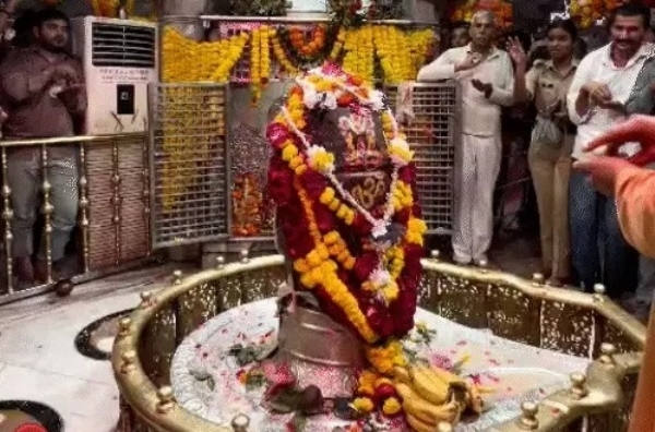 कुंडेश्वर में बारिश के बीच लगी लंबी कतारें