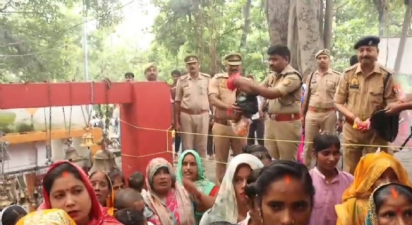 पुष्प वर्षा करते एसपी की फोटो