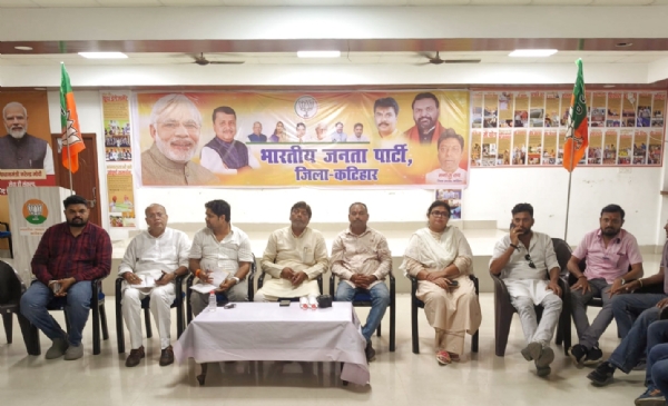 बैठक करते हुए भाजपाई बैठक करते हुए भाजपाई