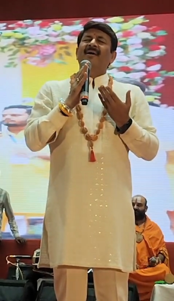 भजन सुनाते मनोज तिवारी और श्रद्धालु भजन सुनाते मनोज तिवारी और श्रद्धालु