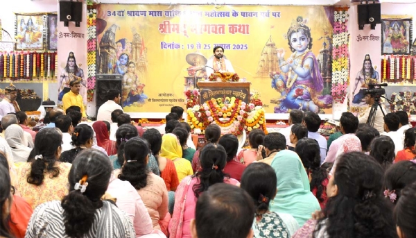 कथा श्रवण करते श्रद्धालु कथा श्रवण करते श्रद्धालु