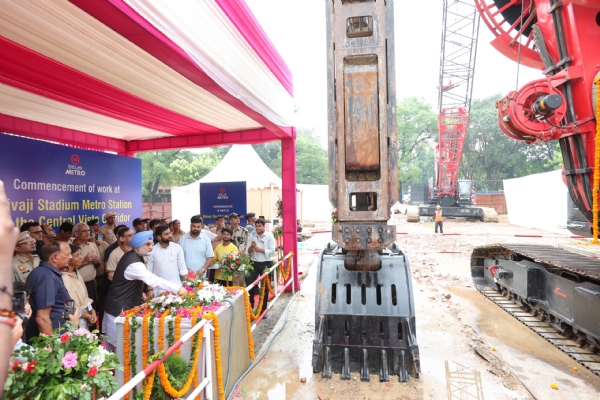 दिल्ली के उपराज्यपाल तरनजीत सिंह संधू मंगलवार को शिवाजी मेट्रो स्टेडियम में नए भूमिगत मेट्रो स्टेशन की डीवॉल के निर्माण कार्य शुभारंत करते हुए