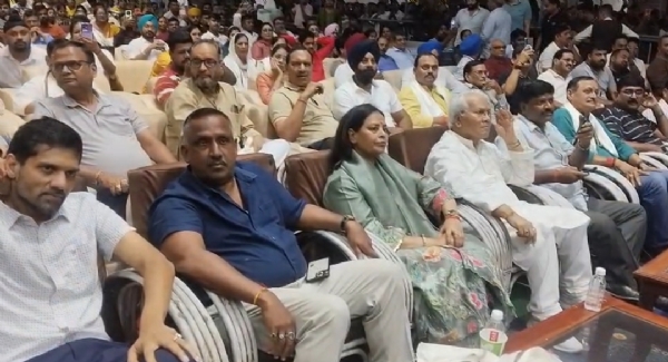 भजन सुनाते मनोज तिवारी और श्रद्धालु भजन सुनाते मनोज तिवारी और श्रद्धालु