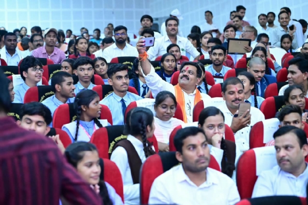 उप मुख्यमंत्री विजय शर्मा बच्चों के बीच पहुंचकर अपने मोबाइल फोन से सेल्फी लेते हुए उप मुख्यमंत्री विजय शर्मा बच्चों के बीच पहुंचकर अपने मोबाइल फोन से सेल्फी लेते हुए