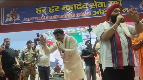 भजन सुनाते मनोज तिवारी और श्रद्धालु भजन सुनाते मनोज तिवारी और श्रद्धालु