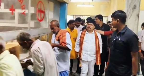 मंत्री अर्जुन सिंह अस्पताल का दौरा करने पहुंचे