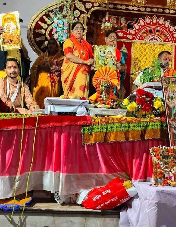 सम्मानित करते भक्त