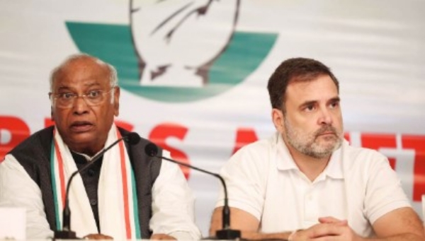 कांग्रेस अध्यक्ष मल्लिकार्जुन खरगे और लोकसभा में नेता प्रतिपक्ष राहुल गांधी (फाइल फोटो)। कांग्रेस अध्यक्ष मल्लिकार्जुन खरगे और लोकसभा में नेता प्रतिपक्ष राहुल गांधी (फाइल फोटो)।