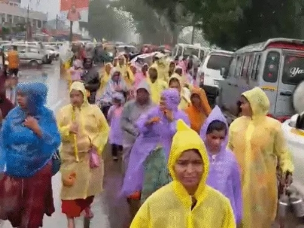 11 किमी कांवड़ यात्रा में उमड़े हजारों श्रद्धालु