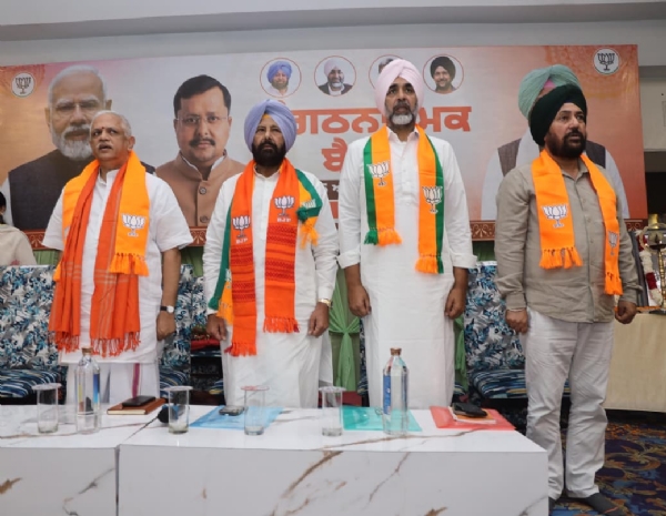 भाजपा के राष्ट्रीय महासचिव बीएल संतोष बैठक लेते हुए भाजपा के राष्ट्रीय महासचिव बीएल संतोष बैठक लेते हुए