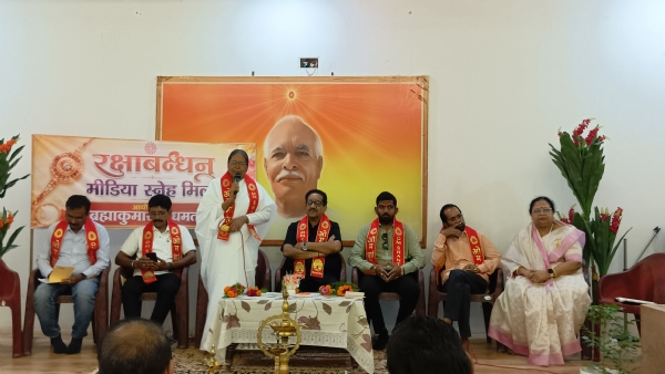 शिव सरोवर, वंदना विहार कॉलोनी, रत्नाबांधा रोड में आयोजित कार्यक्रम में उपस्थित मीडिया प्रतिनिधियों को संबोधित करती हुई बीके सरिता । शिव सरोवर, वंदना विहार कॉलोनी, रत्नाबांधा रोड में आयोजित कार्यक्रम में उपस्थित मीडिया प्रतिनिधियों को संबोधित करती हुई बीके सरिता ।