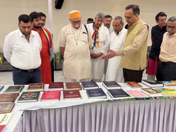 राष्ट्रीय स्वयंसेवक संघ के सहसरकार्यवाह अरुण कुमार मंगलवार को नई दिल्ली के गोल मार्किट इलामें स्थित जैन भवन में शहजाद राय शोध संस्थान बड़ौत द्वारा आयोजित‘विरासत’ जैन पांडुलिपि एवं साहित्य प्रदर्शनी का अवलोकन करते हुए राष्ट्रीय स्वयंसेवक संघ के सहसरकार्यवाह अरुण कुमार मंगलवार को नई दिल्ली के गोल मार्किट इलामें स्थित जैन भवन में शहजाद राय शोध संस्थान बड़ौत द्वारा आयोजित‘विरासत’ जैन पांडुलिपि एवं साहित्य प्रदर्शनी का अवलोकन करते हुए