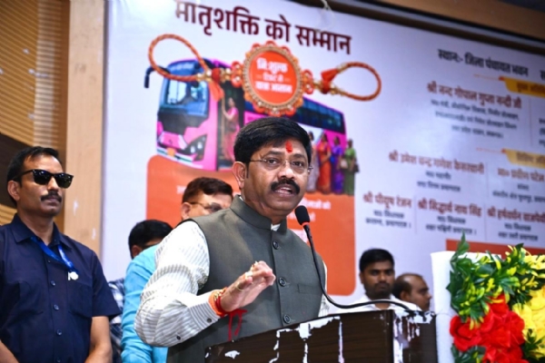लोकमाता अहिल्याबाई मातृशक्ति यात्रा योजना का शुभारंभ के मौके पर जनसमूह को संबोधित करते हुए मंत्री नंदी   का छाया चित्र