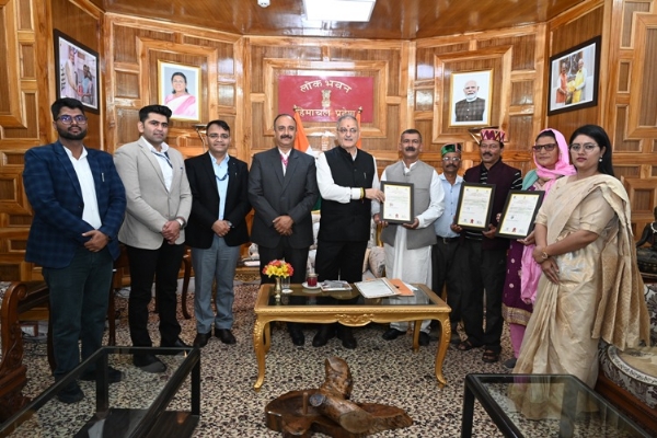 लोक भवन में राज्यपाल कविन्द्र गुप्ता से भेंट करते  उत्पादों से जुड़े कारीगरों ।