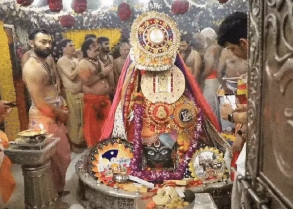 महाकालेश्वर मंदिर में रक्षाबंधन पर (फाइल) महाकालेश्वर मंदिर में रक्षाबंधन पर (फाइल)