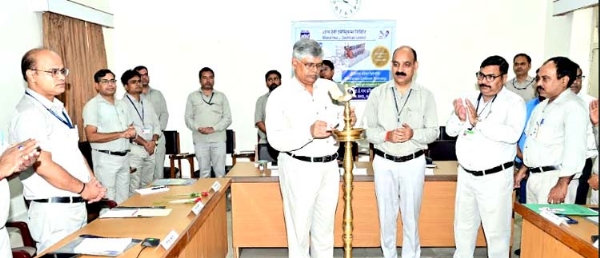 दीप प्रज्ज्वलित कर कार्यक्रम का शुभारंभ करते हुए