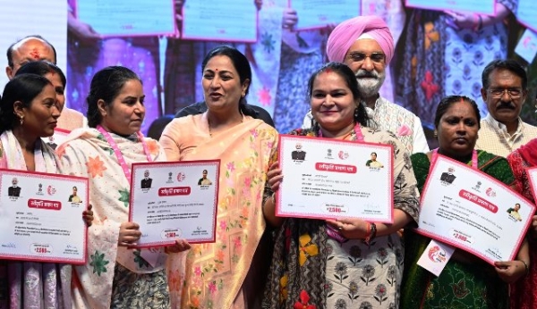 मुख्यमंत्री रेखा गुप्ता दिल्ली लक्ष्मी योजना की पात्र महिलाओं को प्रमाण पत्र देते हुए।