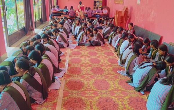 सरस्वती शिशु विद्या मंदिर में मेहंदी श्रृंगार प्रतियोगिता का हुआ आयोजन