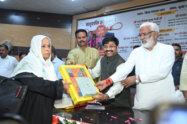 लोकमाता अहिल्याबाई मातृशक्ति यात्रा योजना का शुभारंभ के मौके पर नंदी एवं जलशक्ति मंत्री स्वतंत्रदेव सिंह का छाया चित्र