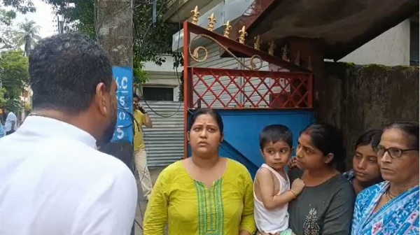 अन्नपूर्णा भंडार योजना के लाभार्थियों से बात करते मंत्री शंकर घोष अन्नपूर्णा भंडार योजना के लाभार्थियों से बात करते मंत्री शंकर घोष