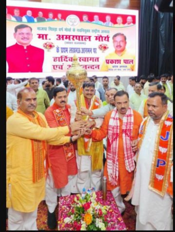 अमरपाल मौर्य को गदा भेंट करते प्रकाश पाल