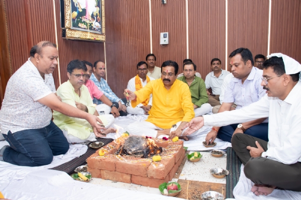 स्थापना दिवस पर हवन करते कुलपति व अन्य