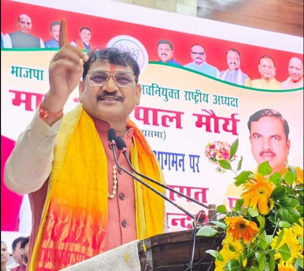 अभिनंदन समारोह को संबोधित करते अमरपाल मौर्य