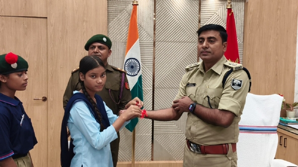 एसएसपी को राखी बांधती एनसीसी कैडेट्स