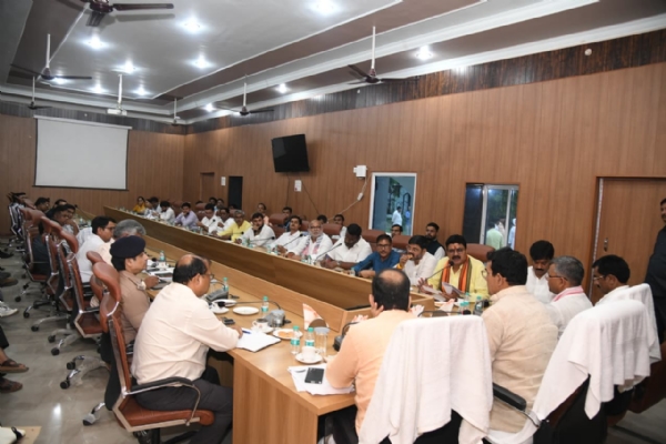 प्रभारी मंत्री ए के शर्मा अधिकारियों को आवश्यक निर्देश देते हुए प्रभारी मंत्री ए के शर्मा अधिकारियों को आवश्यक निर्देश देते हुए