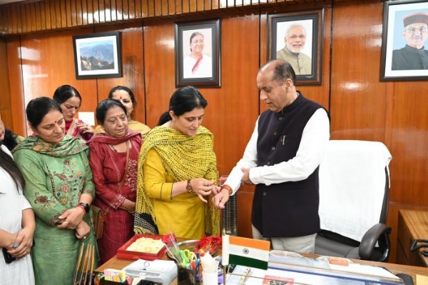 जय राम ठाकुर को राखी बांधती महिलाएं।