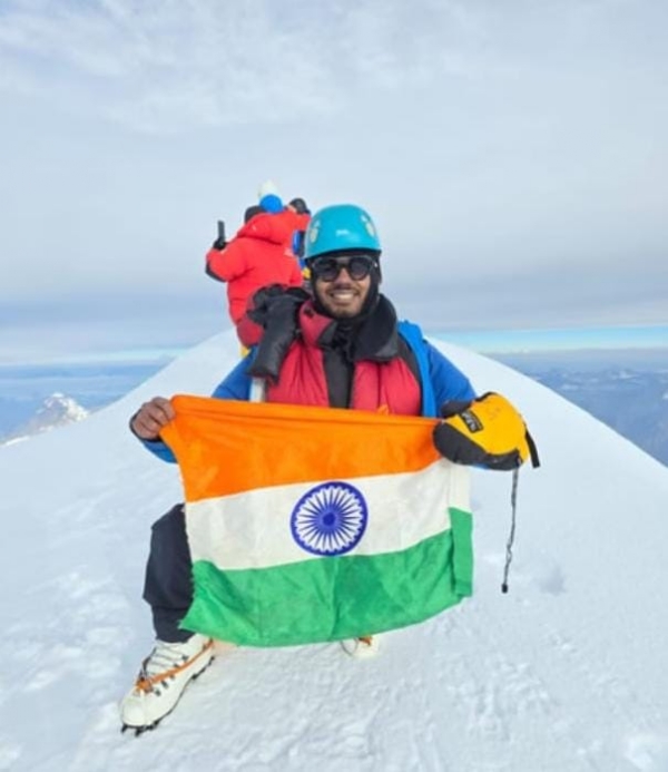 माउंट पर झंडा फहराते हुएअनंत सिंह माउंट पर झंडा फहराते हुएअनंत सिंह