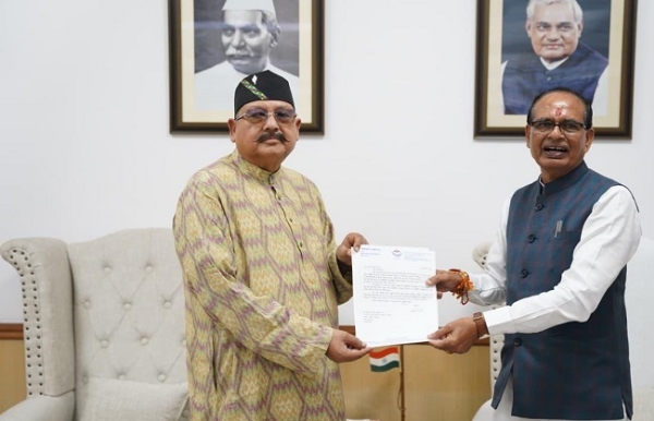 मंत्री सतपाल महाराज ने गुरुवार को केंद्रीय कृषि एवं किसान कल्याण व ग्रामीण विकास मंत्री शिवराज सिंह चौहान से भेंट करते।