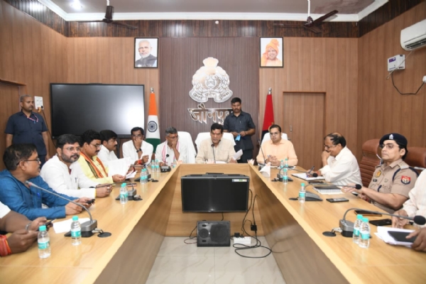 प्रभारी मंत्री ए के शर्मा विकाश कार्यों की समीक्षा बैठक लेते हुए प्रभारी मंत्री ए के शर्मा विकाश कार्यों की समीक्षा बैठक लेते हुए