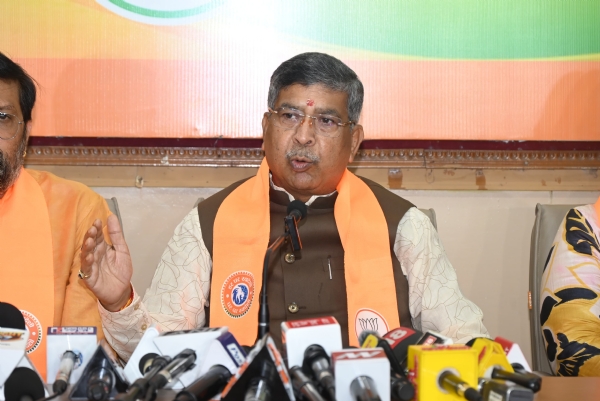 भाजपा प्रदेश अध्यक्ष प्रेस वार्ता करते हुए भाजपा प्रदेश अध्यक्ष प्रेस वार्ता करते हुए