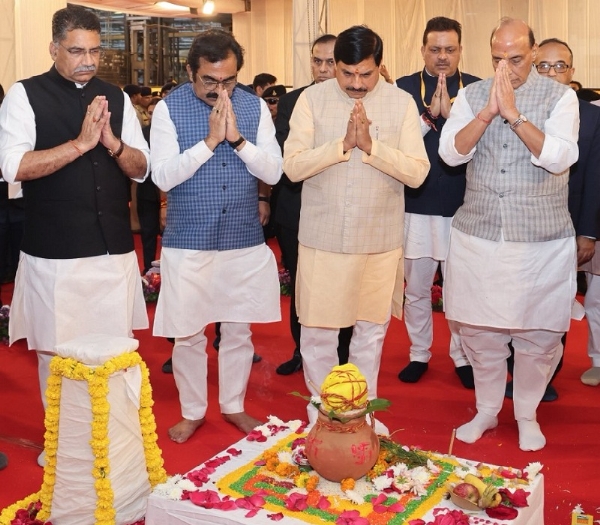 जबलपुर में टी-72 टैंक ओवरहॉल परियोजना का भूमिपूजन करते हुए रक्षा मंत्री राजनाथ सिंह
