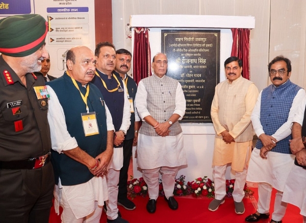 जबलपुर में टी-72 टैंक ओवरहॉल परियोजना का भूमिपूजन करते हुए रक्षा मंत्री राजनाथ सिंह