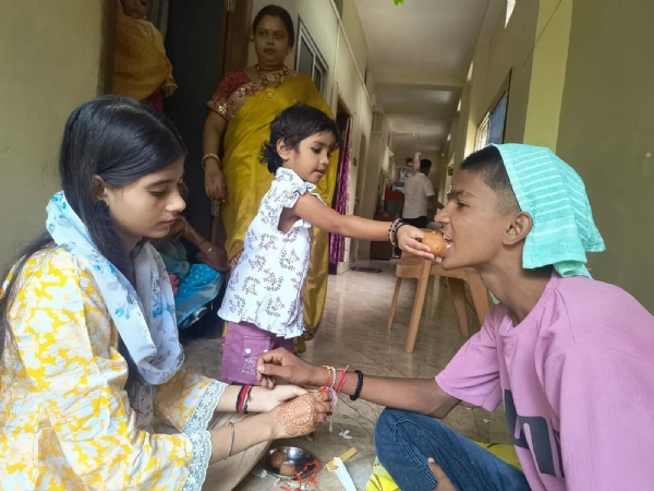 भाई को राखी बांधती बहन भाई को राखी बांधती बहन