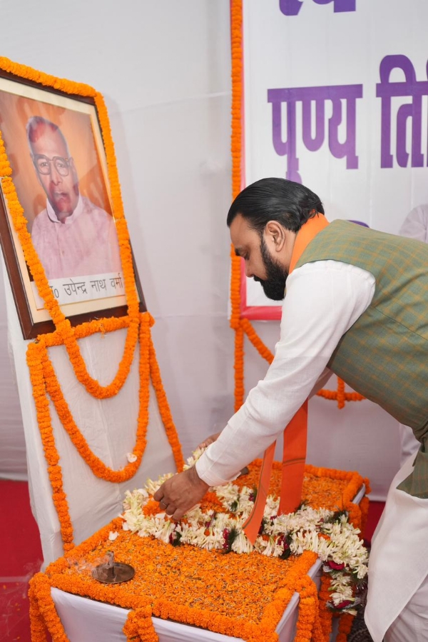 स्व वर्मा को श्रद्धांजलि अर्पित करते हुए मुख्यमंत्री स्व वर्मा को श्रद्धांजलि अर्पित करते हुए मुख्यमंत्री