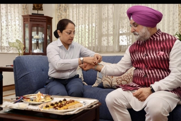 दिल्ली के उपराज्यपाल तरनजीत सिंह संधू सुरक्षा कर्मी से राखी बंधवाते हुए। दिल्ली के उपराज्यपाल तरनजीत सिंह संधू सुरक्षा कर्मी से राखी बंधवाते हुए।