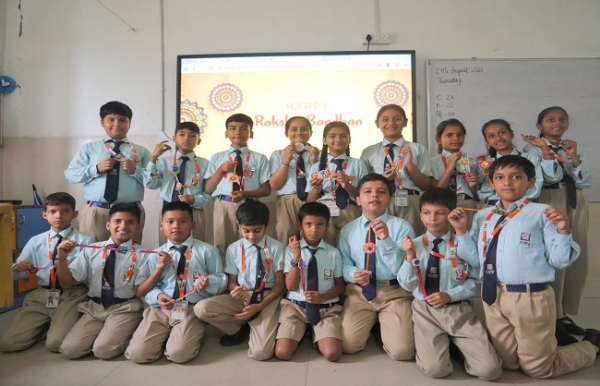 रक्षाबंधन के अवसर पर राखी एवं व्हाइट डे समारोह में शामिल बच्चें। रक्षाबंधन के अवसर पर राखी एवं व्हाइट डे समारोह में शामिल बच्चें।